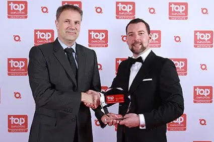 Zum neunten Mal in Folge hat das Top Employers Institute die Friedhelm Loh Group zum „Top Arbeitgeber Deutschland“ ernannt. Jörg Müller (l.), Bereichsleiter Personal, nahm die Auszeichnung von Steffen Neefe (r.), Country Manager DACH des Top Employers Institutes, entgegen. Foto: Friedhelm Loh Group